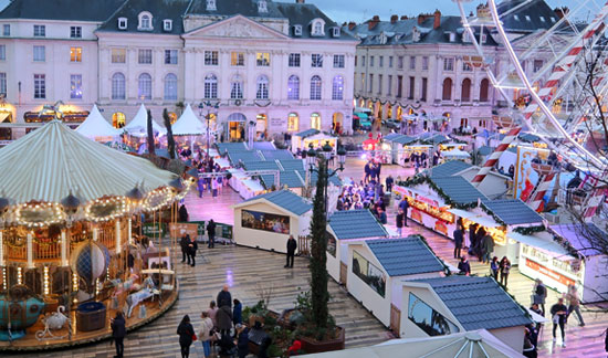 Place du Martroi à Orléans pendant les fêtes de noël.